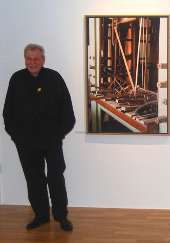 Peter Jacobi neben seiner Fotografie aus dem Jahr ...