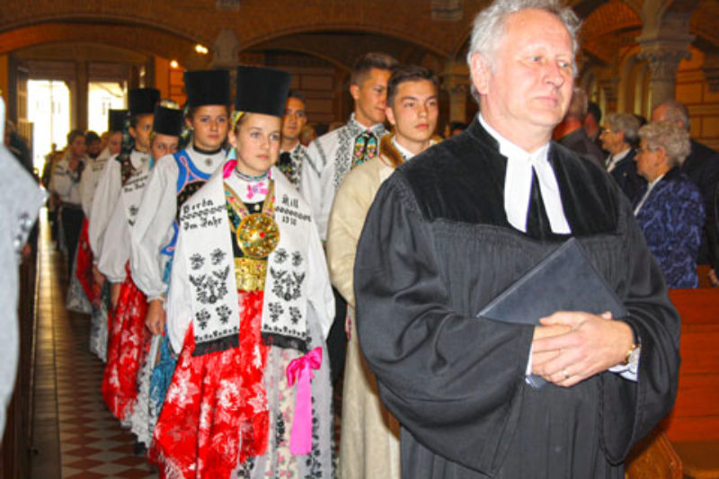 Beim Einzug in die evangelische Pauluskirche ...