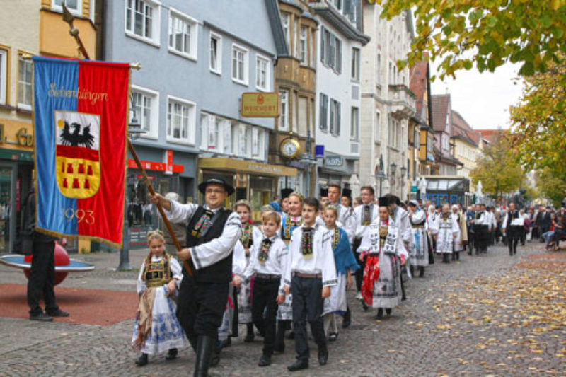 Der Trachtenumzug durchschreitet gerade die ...