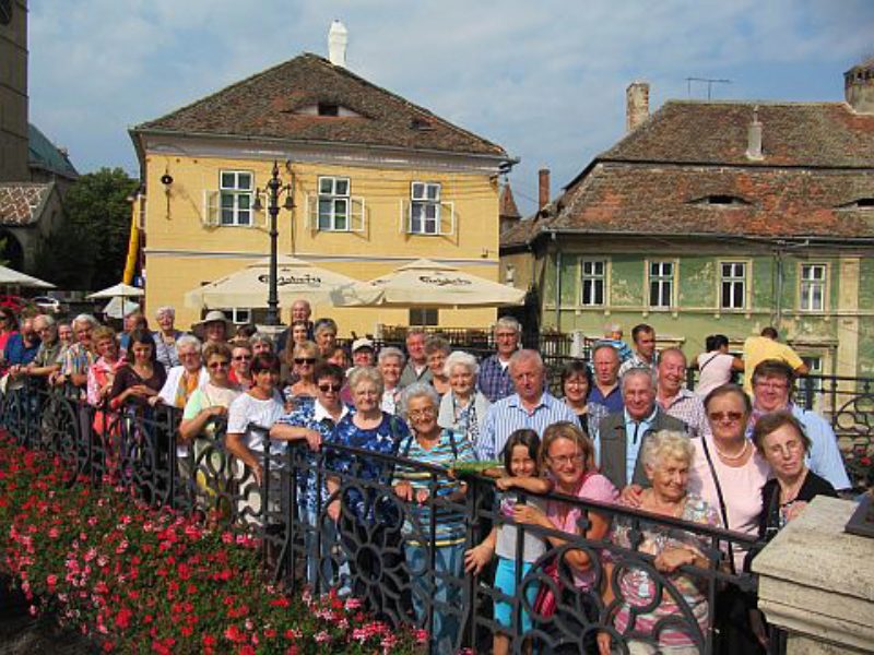 Gruppenbild auf der Lgenbrcke in Hermannstadt. ...