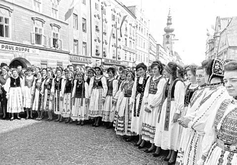 Gruppenbild von Trachtentrgerinnen beim ersten ...