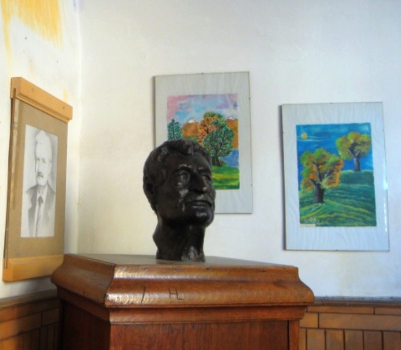 Die Oberth-Bste im Eingangsbereich der Schule. ...