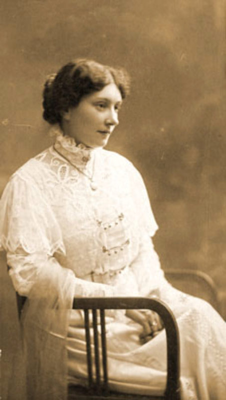 Mathilde Roth um 1908. ...