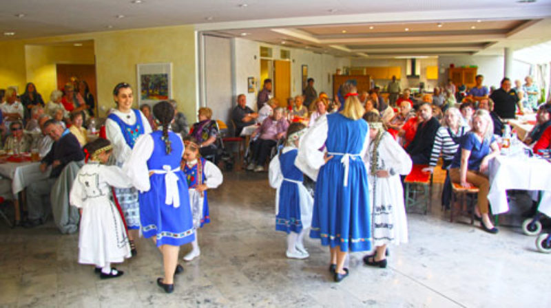 Gebannt verfolgt ein proppenvoller Saal den Tanz ...