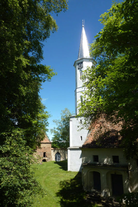 Blick auf die frisch renovierte Kirchenburg ...