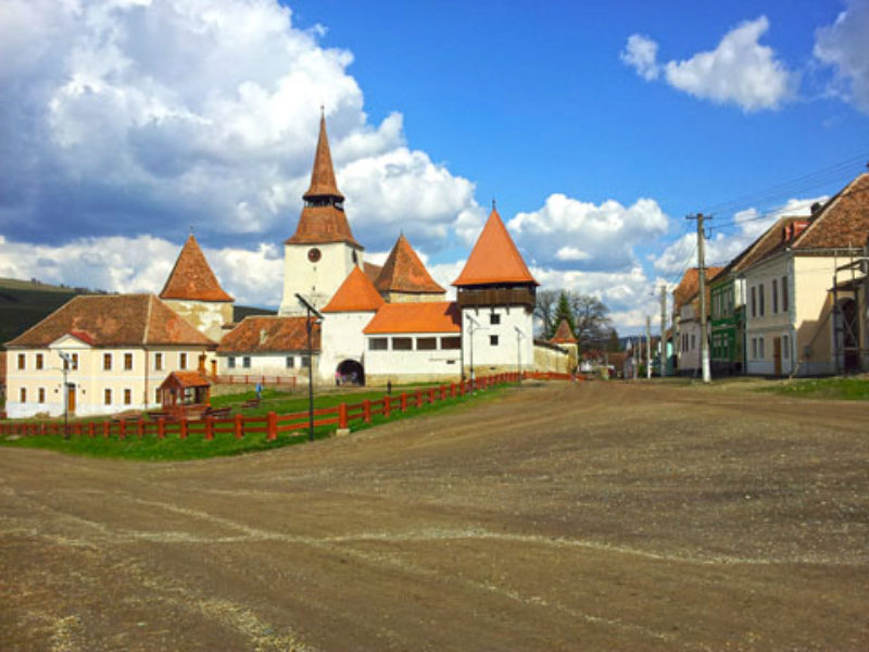 Die renovierte Kirchenburg Arkeden erstrahlt in ...