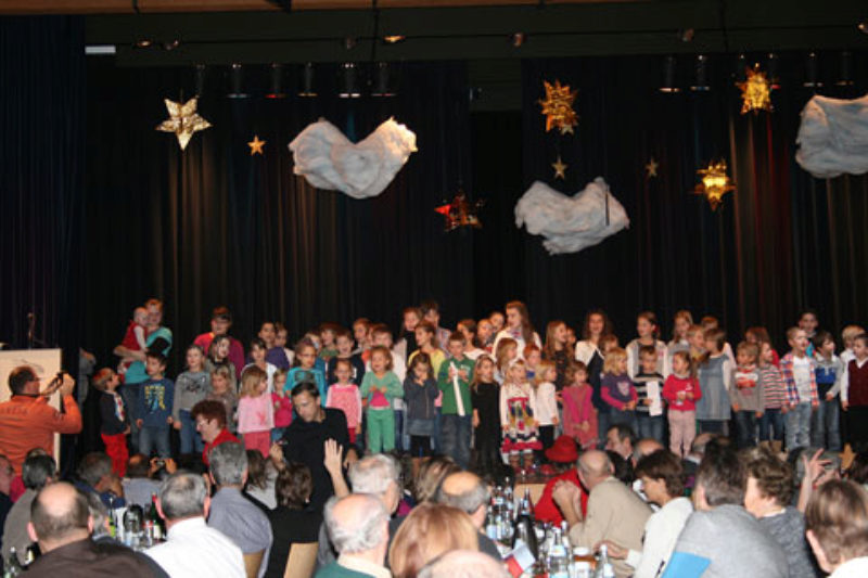 Die Kinderschar in Erwartung des Nikolaus’ bei ...