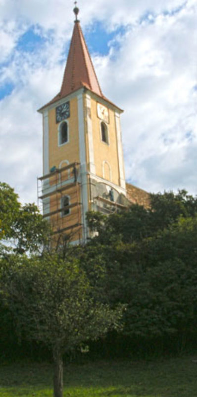 Der renovierte Kirchturm in Burgberg. 
Foto: ...