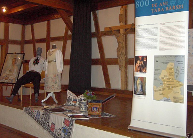 Blick in die Ausstellung "800 Jahre Burzenland" ...