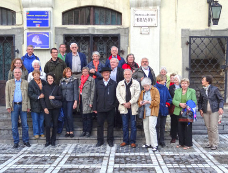 Die Reisegruppe vor dem Alten Rathaus in ...