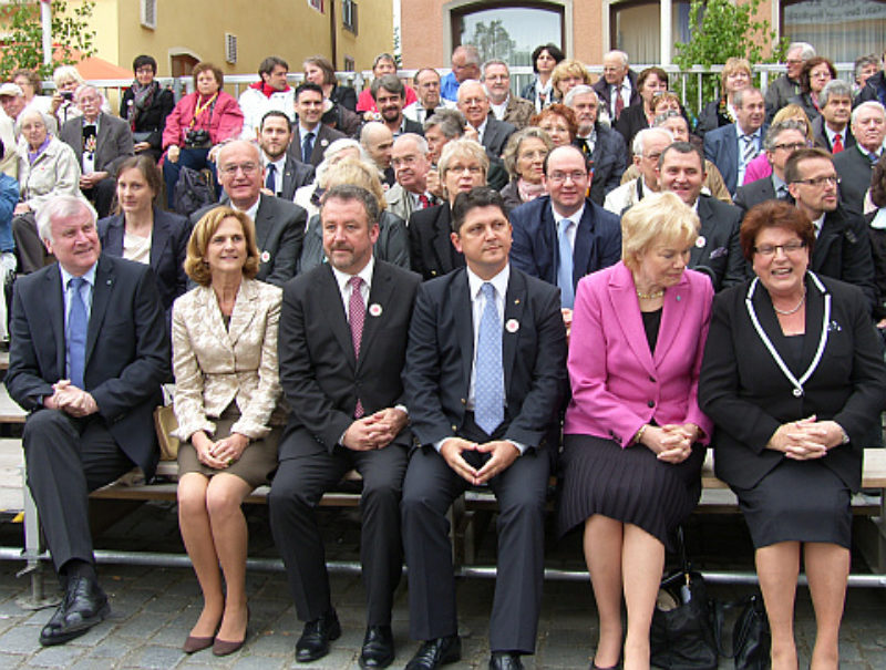 Ehrengste auf der Festtribne, von links: Horst ...