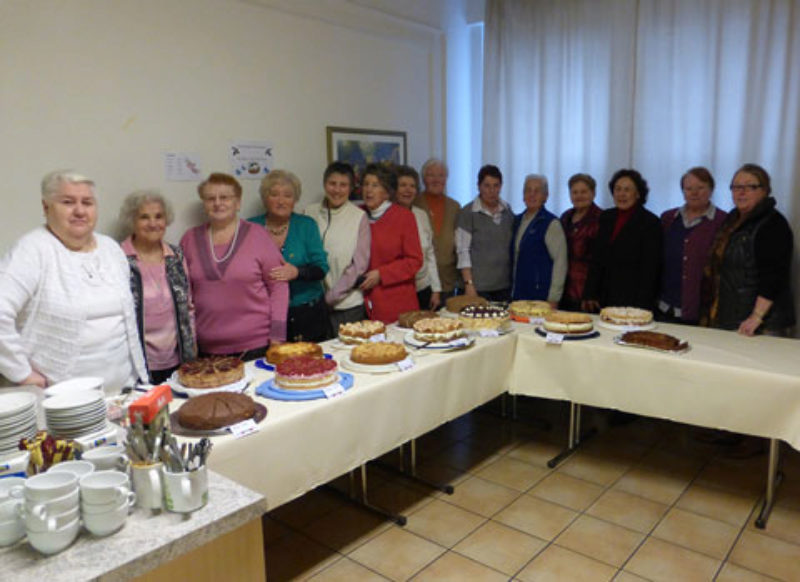 Fr einen guten Zweck: Kuchen- und Tortenverkauf ...