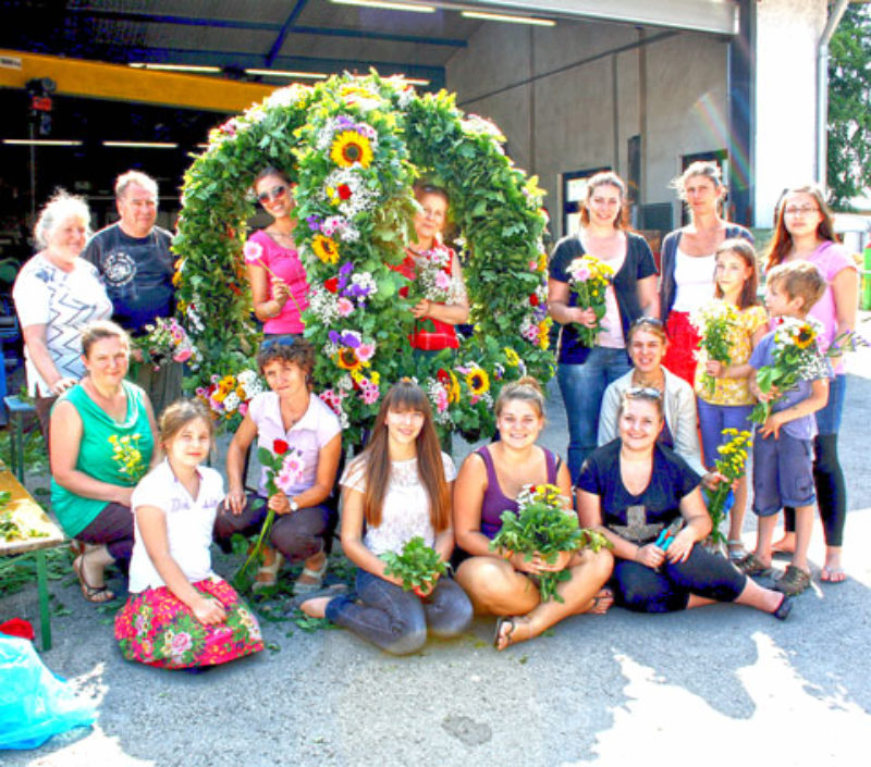 Das Blumenbindeteam fr die Krone 2013 in ...