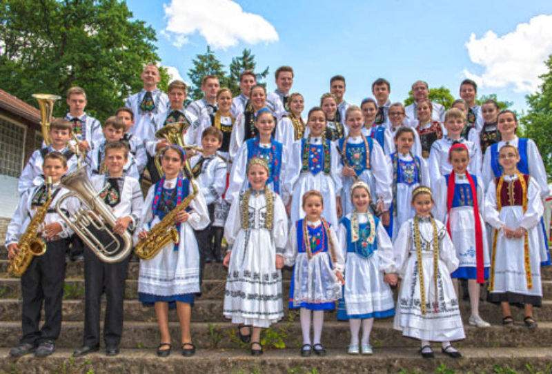 Viele jugendliche Trachtentrger beim Fest auf ...