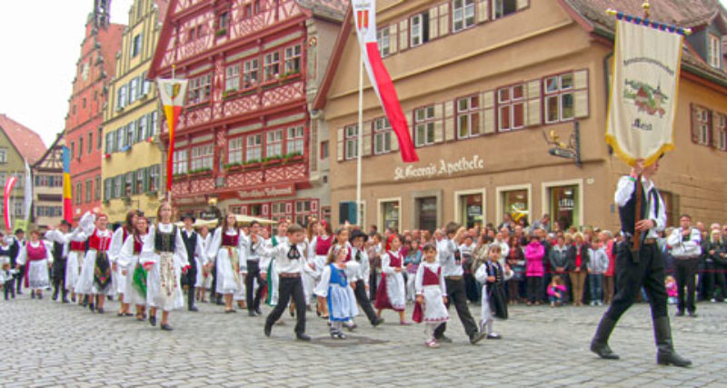 Keisder Trachtengruppe beim Festumzug in ...