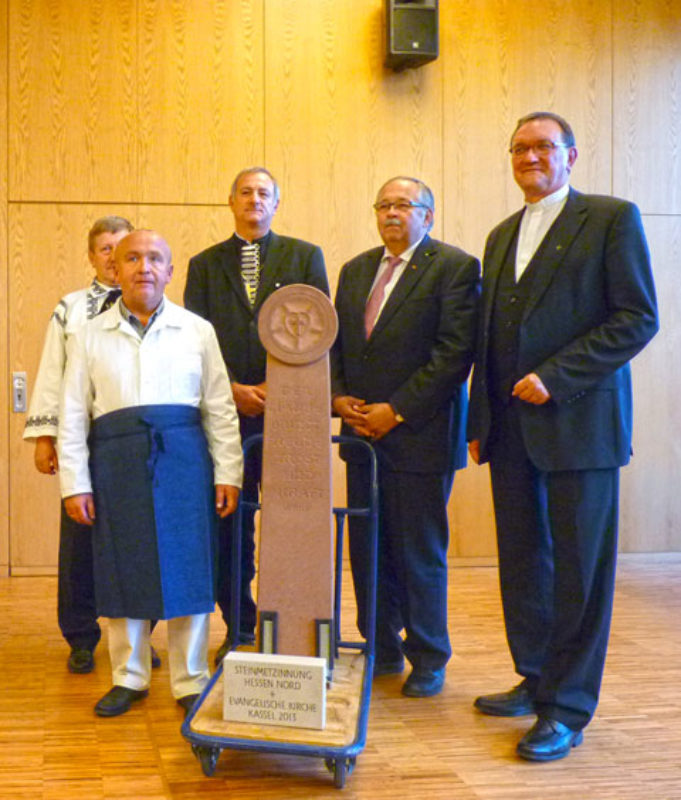 Eine steinerne Stele fr die Kirchenburg in ...