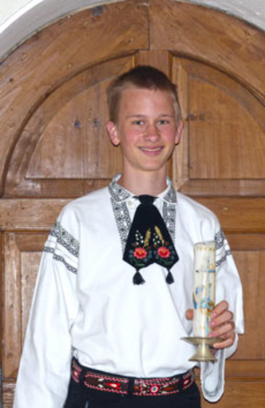 Konfirmand Thomas Messe in Tracht. Foto: Johannes ...