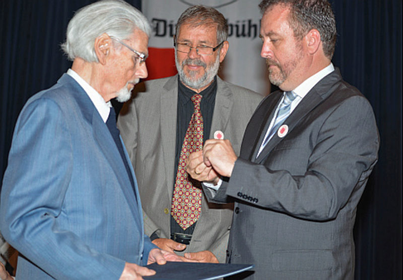Bundesvorsitzender Dr. Bernd Fabritius (rechts) ...