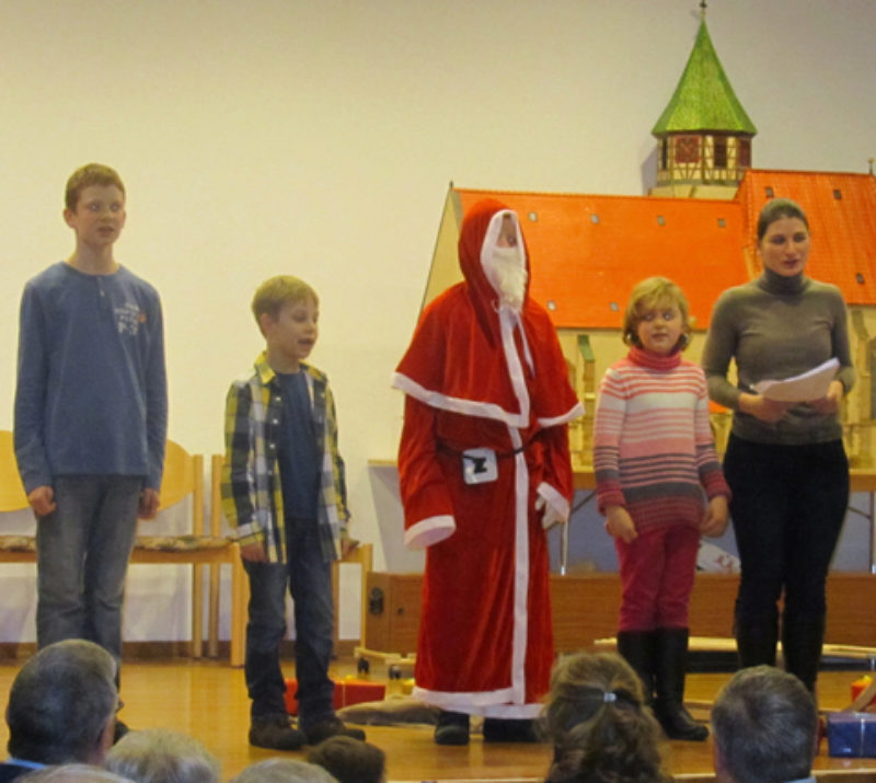 Darsteller der Theaterstücks „Der Weihnachtsmann ...
