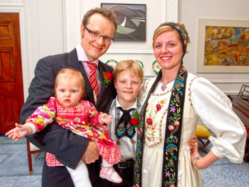 Kerstin Kramar mit Tochter Anna, Sohn Lauri und ...