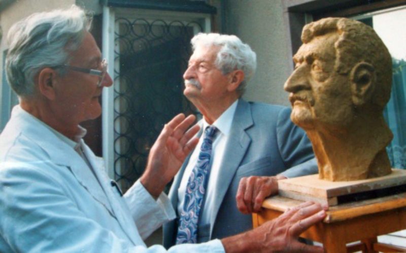 Der Bildhauer Hans-Wolfram Theil (links) mit ...