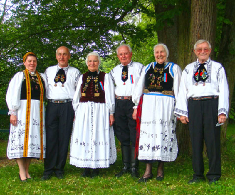 Petersdorfer in Tracht, von links nach rechts: ...