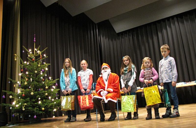 Adventsfeier in Rastatt: Der Weihnachtsmann ...