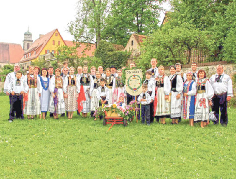 35 Reunerinnen und Reuner nahmen am Festumzug ...