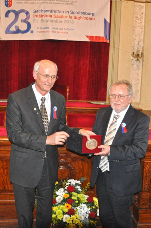 Martin Bottesch (links) berreichte Dr. Karl ...