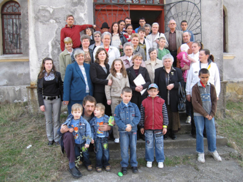 Gottesdienstbesucher vor der ev. Kirche in Lupeni ...