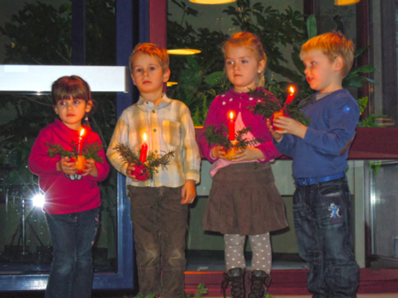 Kinder prsentieren „Vier kleine Kerzen“ bei der ...