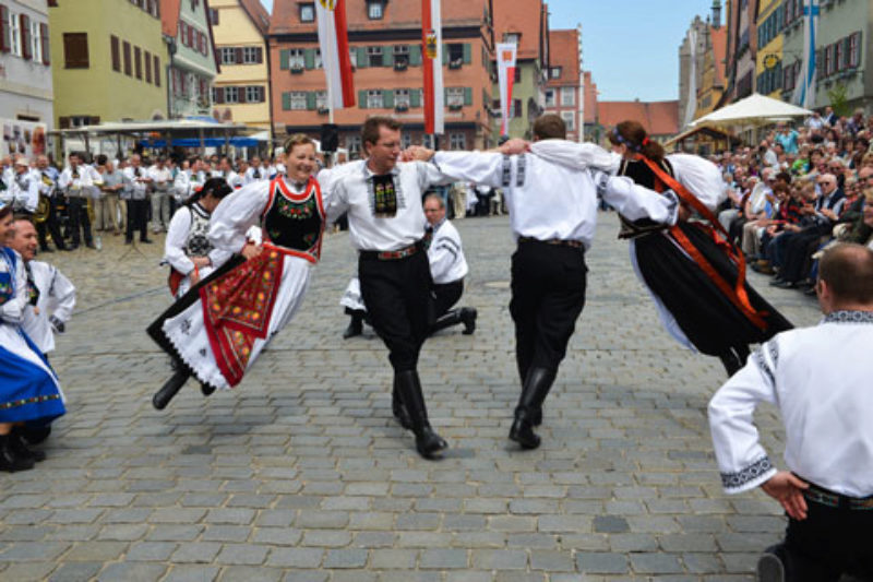 Die Volkstanzveranstaltung „Aus Tradition und ...