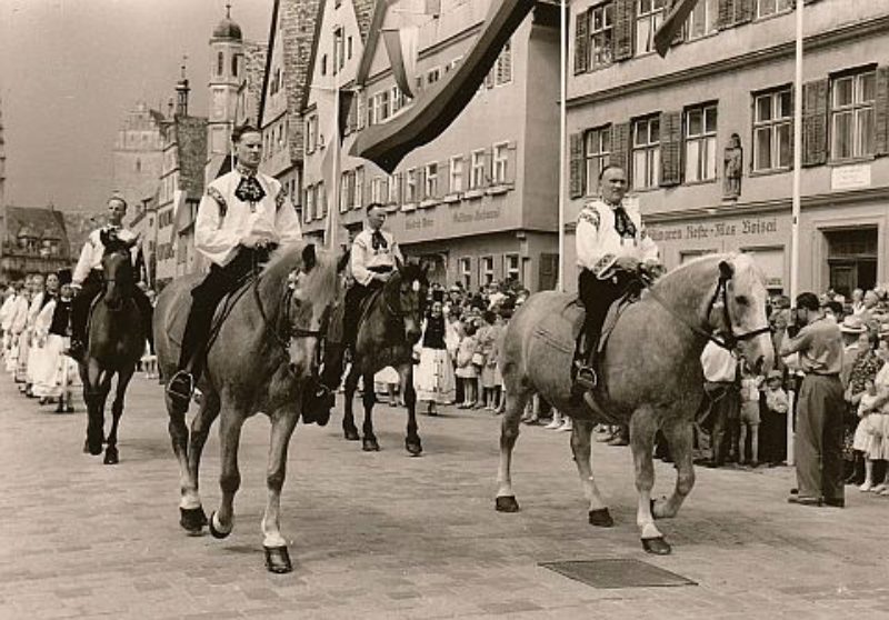 Hans Sommerburger (rechts) auf dem Ross beim ...