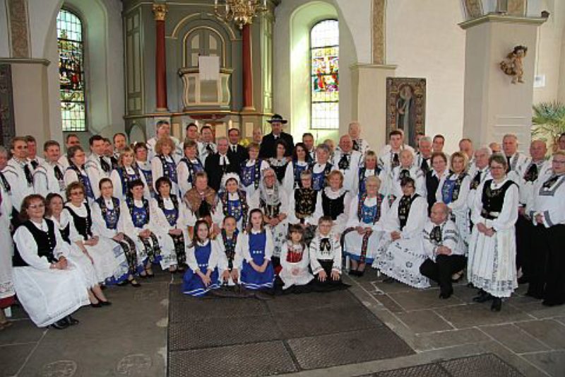 Gruppenbild der Trachtentrger vor dem Altar in ...