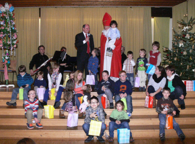 Kinderschar mit Weihnachtsmann in Wrzburg. Foto: ...