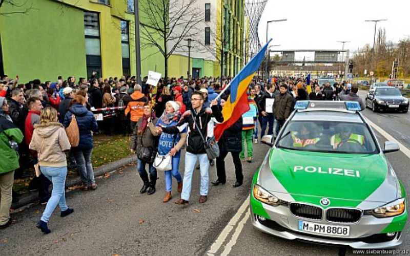 Tausende Menschen warteten am 16. November 2014 ...