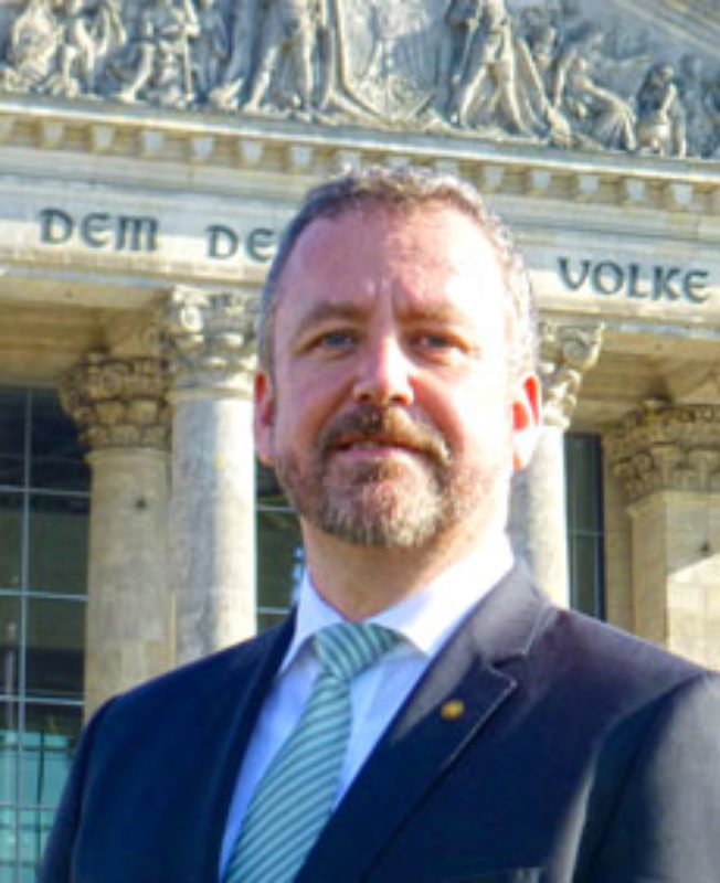 Dr. Bernd Fabritius vor dem Reichstagsgebude in ...