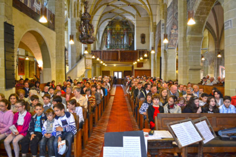 Hervorragend besuchter Festgottesdienst in der ...