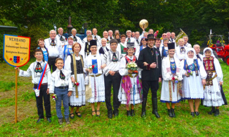 Hochzeitsgesellschaft mit Blaskapelle: Die ...