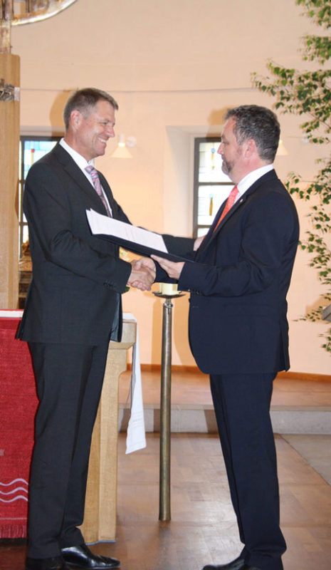 Klaus Johannis (links) nimmt freudestrahlend die ...