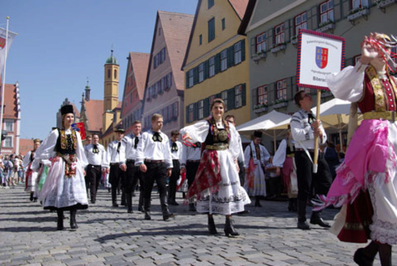 2700 Trachtentrger nahmen am Festumzug teil, ...