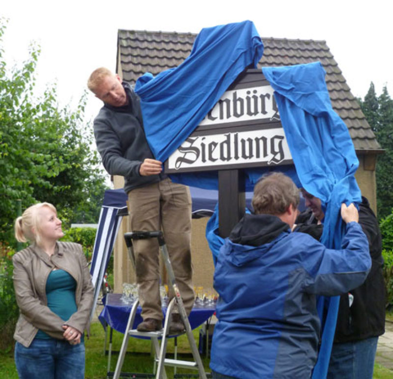 Helfer rund um Dieter Holztrger (auf der ...