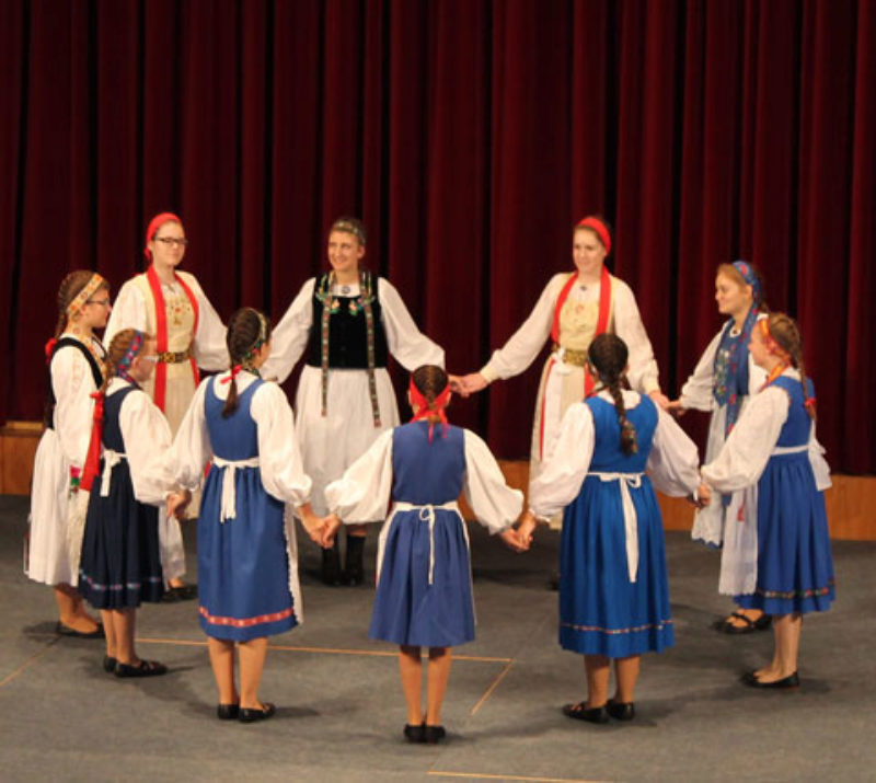 Auftritt der Kinder- und Jugendgruppe Heilbronn ...