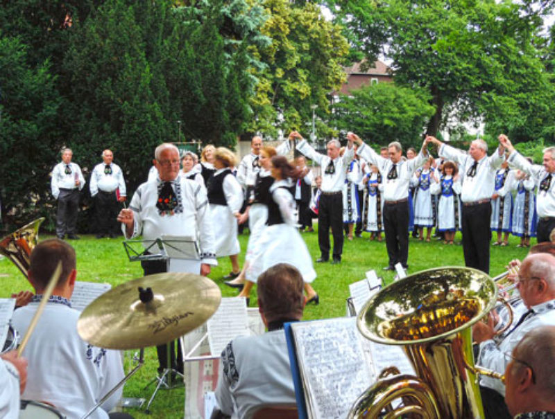 Blaskapelle und Tanzende unter der Krone. Foto: ...