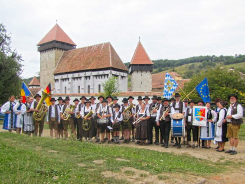 Die Heinrichsheimer Blaskapelle mit der ...