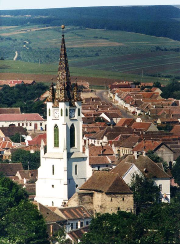 Urweger Burg mit renoviertem Kirchturm, der am ...