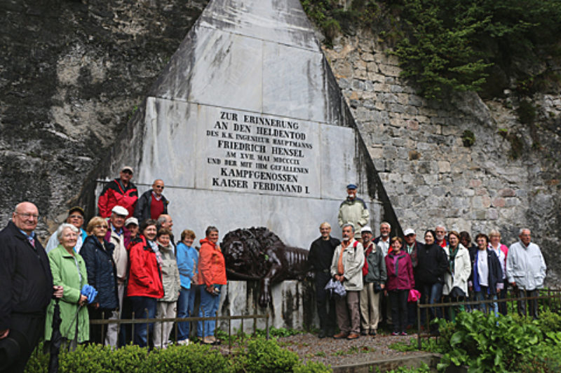 Die AKSL-Reisegruppe in Malborghetto vor dem ...