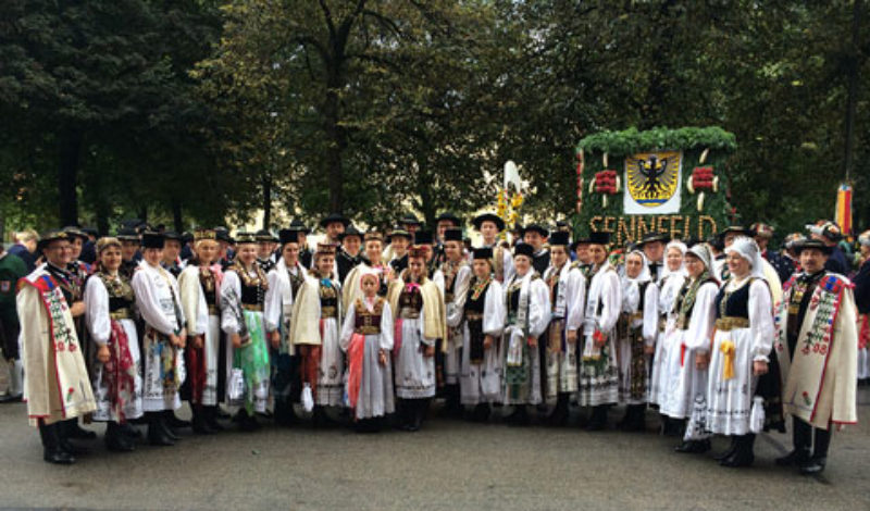 Mitglieder der Jugendtanzgruppe und Kreisgruppe ...