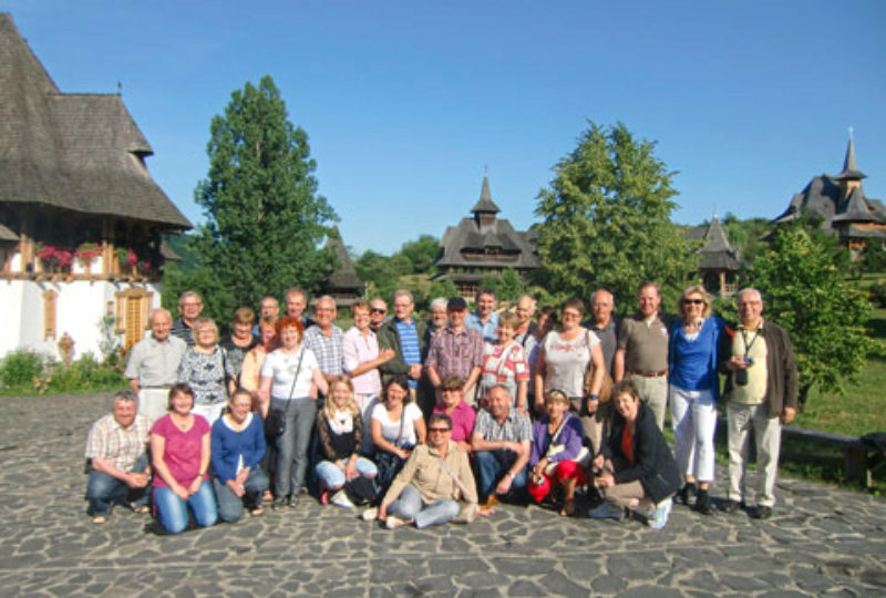 Reisegruppe aus Bielefeld vor dem Kloster ...