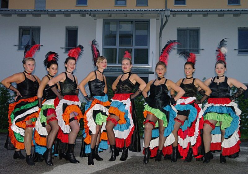 Die Cancan-Mdchen der Jugendtanzgruppe ...